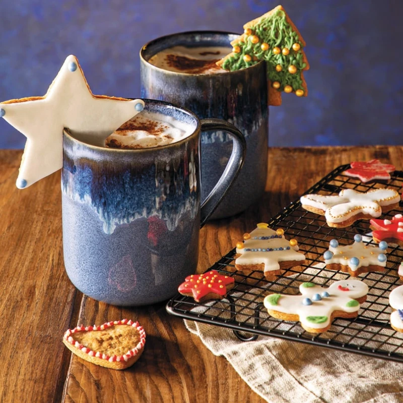 Kolorowe pierniczki ozdabiają 2 kubki z kawą