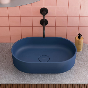 Umywalki nowoczesne Kraków Umywalka OVO M w kolorze midnight blue na tle różowych płytek i blatu z szarego kamienia