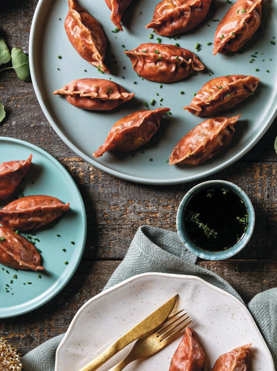 Box Błękitne talerze wypełnione pierożkami buraczanymi