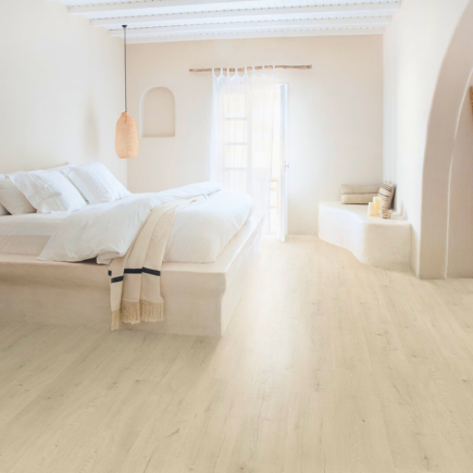 Winylowe panele z kolekcji Ciro to połączenie luksusowego designu i wyjątkowej trwałości. Są ciche, komfortowe w użytkowaniu i odporne na wodę, co czyni je idealnym wyborem do pomieszczeń o dużej wilgotności. Salony Fachowiec: Kraków, Kielce, Busko-Zdrój, Kazimierza Wielka.