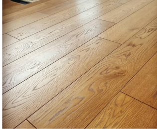 Podłogi drewniane Fachowiec Deska lita w całości z naturalnego drewna, grubsza, nadaje się do wielokrotnego cyklinowania, daje najbardziej „autentyczne” wrażenie.