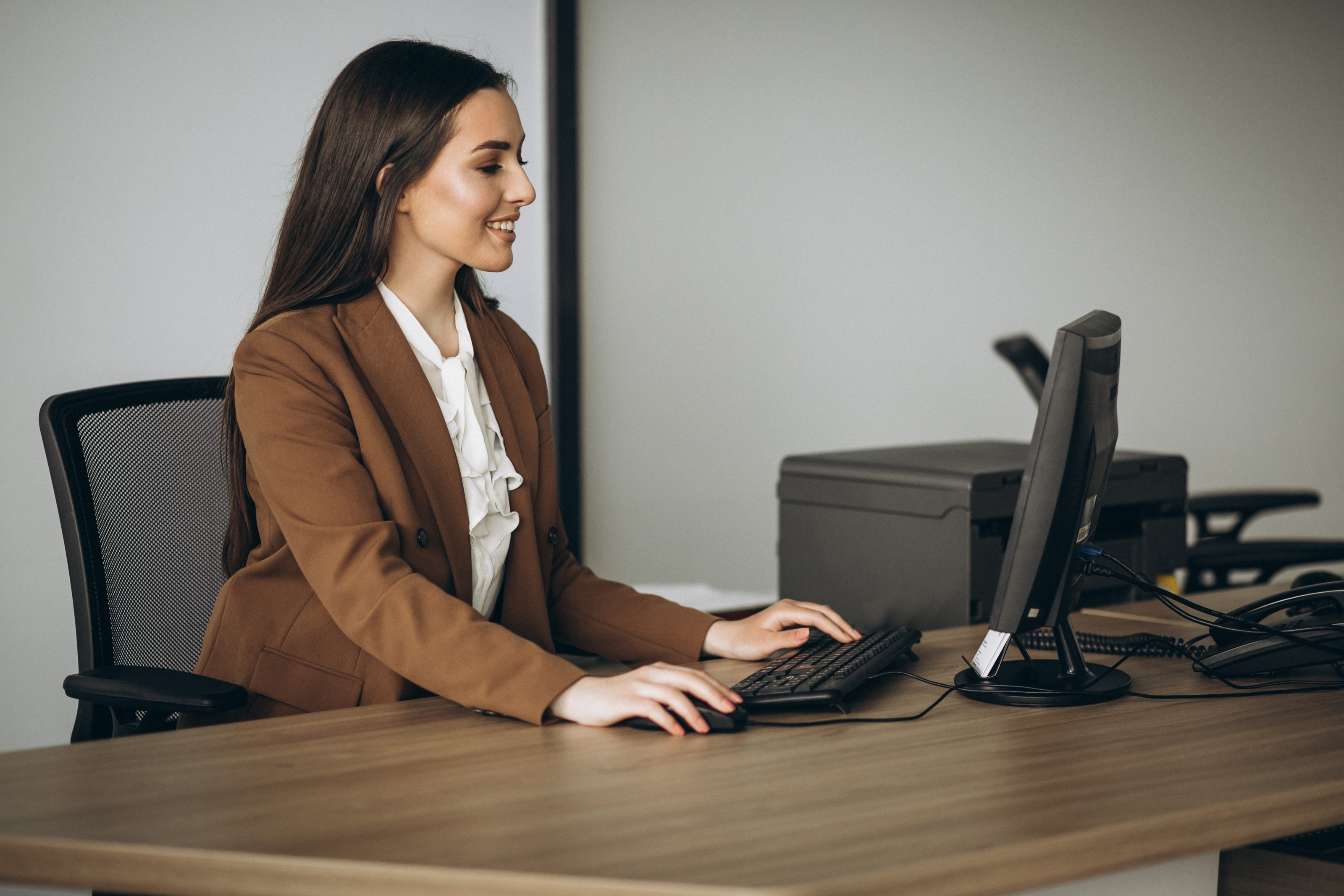Due professionisti sorridenti in abito da ufficio