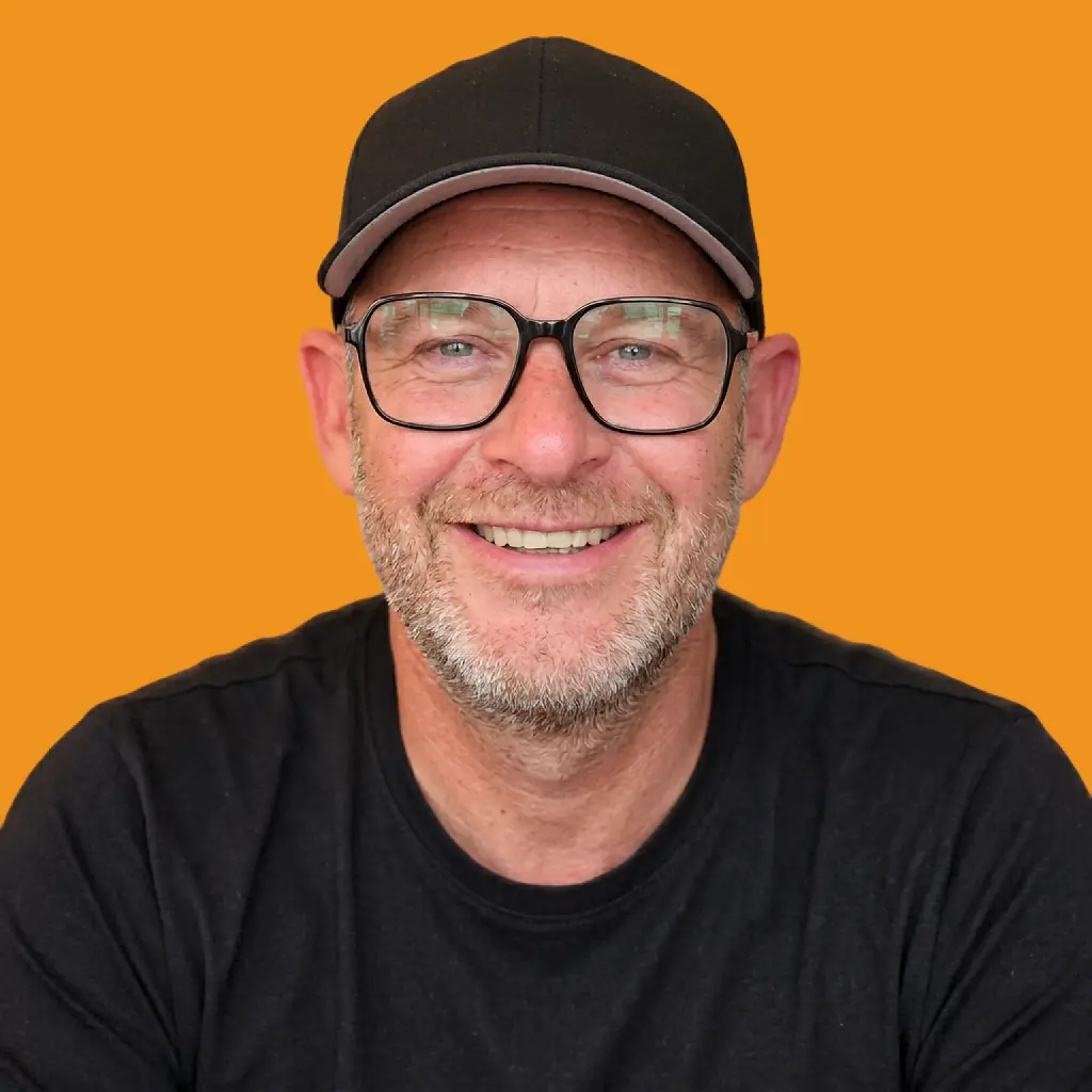 Stefan Bittel, Gesch&auml;ftsf&uuml;hrer der EINDRUCK Werbeagentur, l&auml;chelt in die Kamera.