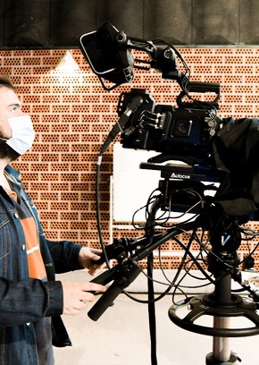 Periodista en plató de televisión