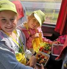 Uczestniczki obozu prezentują zdrowe śniadanie.