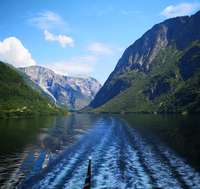 Krajobraz - morze, góry, błękit nieba.