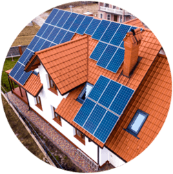 Haus mit rotem Ziegeldach und mit Photovoltaikanlage