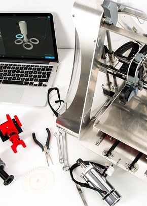 Periodista en plató de televisión