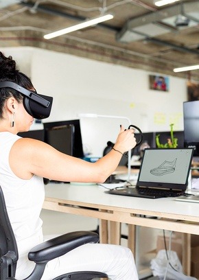 Periodista en estudios de radio